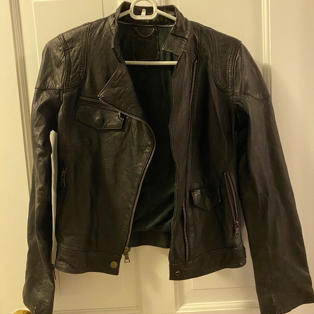 BLACK LEATHER JACKET!